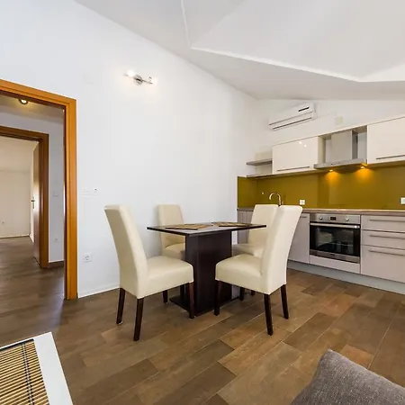Apartmani Zelenika 아파트 *